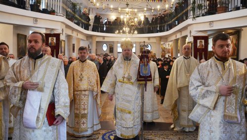 Sărbătoare la Biserica „Sfinții Trei Ierarhi”, Oradea Poza 138064