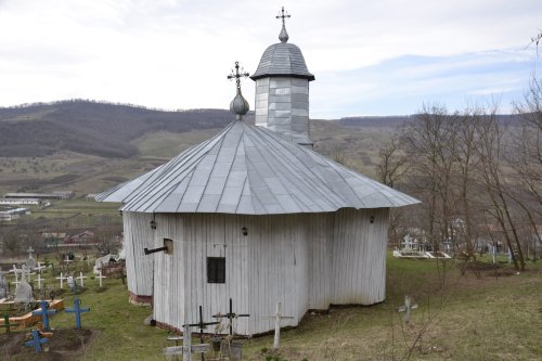 Iconograf ia sfinților ierarhi în vechi biserici moldovenești Poza 138122