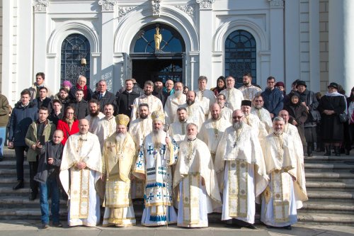 Studenții teologi și elevii seminariști ieșeni și‑au sărbătorit împreună sfinții ocrotitori, prin Liturghie arhierească Poza 138310