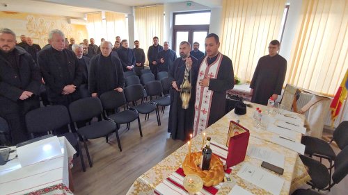 Preoţii din Protoieria Oneşti, în şedinţă de lucru Poza 138623