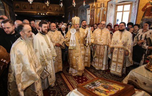 Înaltpreasfinţitul Părinte Mitropolit Laurenţiu a liturghisit la Predeal