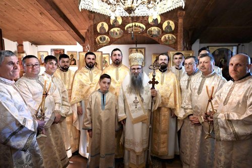 Slujire arhierească și hirotonie la paraclisul Episcopiei Ortodoxe Române a Italiei Poza 139414