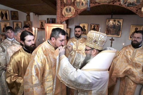 Slujire arhierească și hirotonie la paraclisul Episcopiei Ortodoxe Române a Italiei Poza 139415
