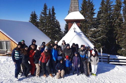 Tabără de iarnă pentru tinerii din Moldova Nouă pe Muntele Mic Poza 139420