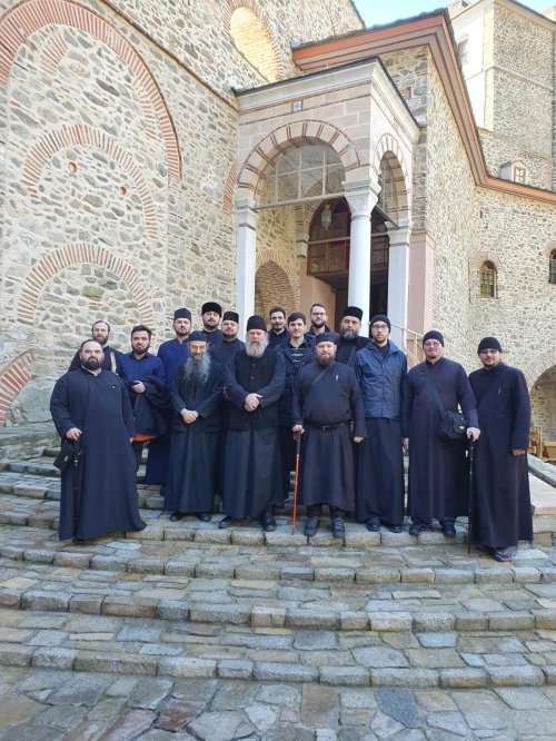 Responsabilii de tineret ai Arhiepiscopiei Iașilor, în Sfântul Munte Athos Poza 139514