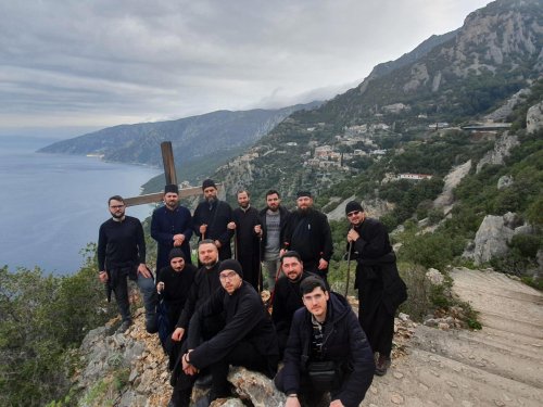 Responsabilii de tineret ai Arhiepiscopiei Iașilor, în Sfântul Munte Athos Poza 139516