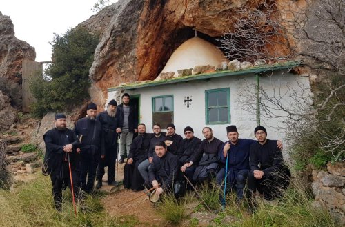 Responsabilii de tineret ai Arhiepiscopiei Iașilor, în Sfântul Munte Athos Poza 139517