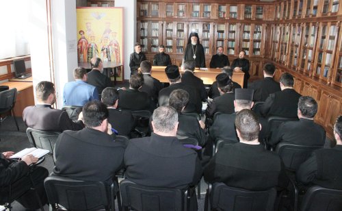 Întrunirea preoţilor responsabili de cateheza parohială din Arhiepiscopia Dunării de Jos Poza 140034