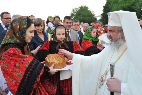 Preafericitul Părinte Patriarh Daniel iubește satul românesc Poza 140279