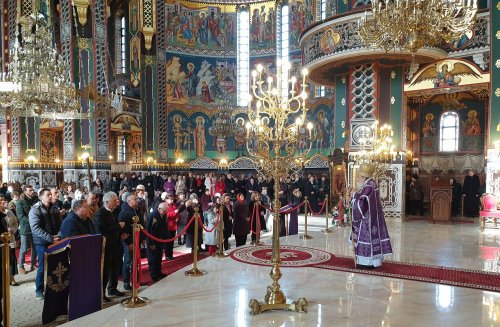 Liturghie arhierească la Catedrala Arhiepiscopală din Arad Poza 140656