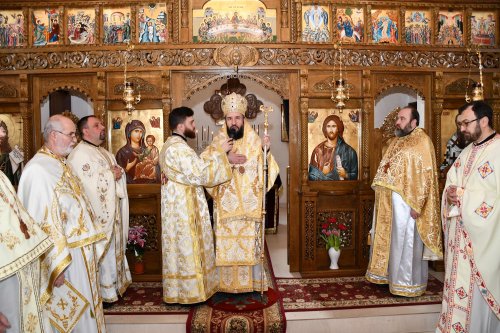 Liturghie arhierească la Biserica „Sfântul Vasile cel Mare” din Reșița Poza 141056