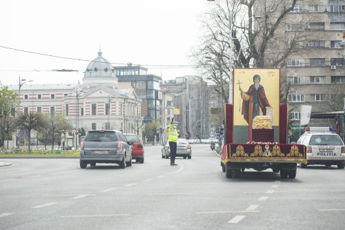 Procesiune cu moaştele Sfântului Dimitrie cel Nou pe străzile Capitalei Poza 142141