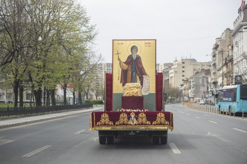 Procesiune cu moaştele Sfântului Dimitrie cel Nou pe străzile Capitalei Poza 142143