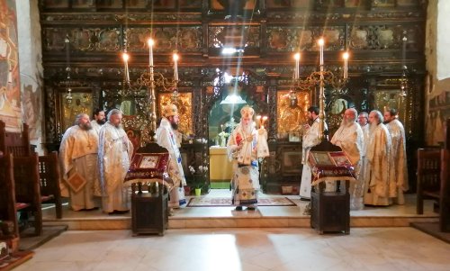 Sfântă Liturghie arhierească la Mănăstirea „Sfântul Ioan cel Nou” Poza 142305