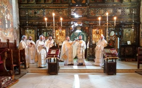 Sfântă Liturghie arhierească la Mănăstirea „Sfântul Ioan cel Nou” Poza 142306