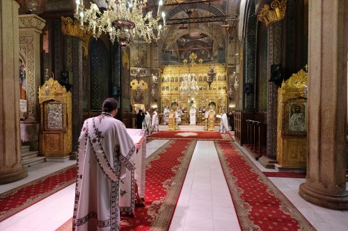 Slujba Vecerniei sau „A doua Înviere” din prima zi de Paști la Patriarhie Poza 143290