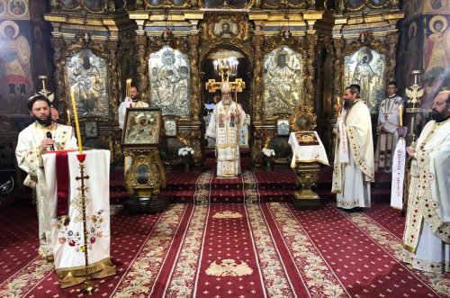 Lumina Sfântă, oferită clericilor şi credincioşilor din Arhiepiscopia Romanului şi Bacăului Poza 143349