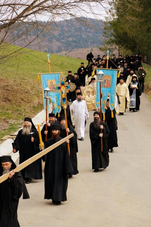Procesiune la Mănăstirea Sihăstria pentru izbăvirea de boală și secetă Poza 143485