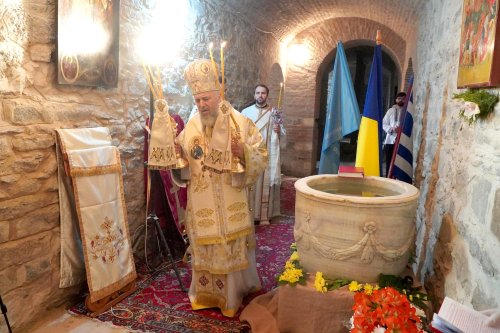 Sfințirea apei în Vinerea Luminată în eparhii din Muntenia şi Dobrogea Poza 143613
