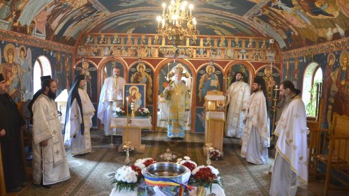 Sfințirea apei în Vinerea Luminată în eparhii din Muntenia şi Dobrogea Poza 143621