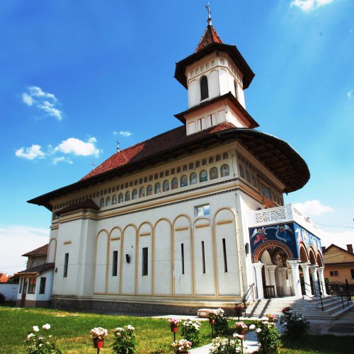 Biserica „Sfânta Treime” din Cisnădie, alături de elevii din localitate Poza 145576