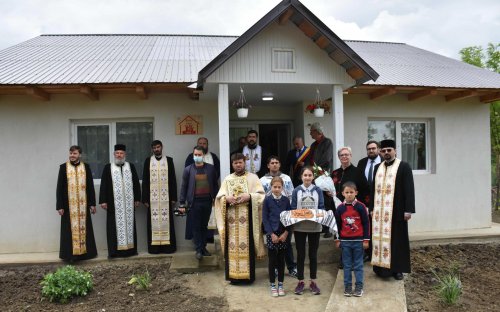 Trei case nou construite oferite de Episcopia Huşilor