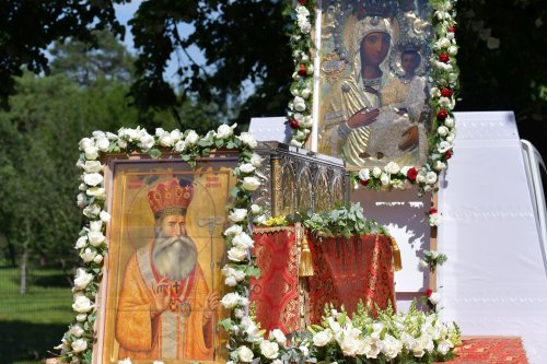 Binecuvântarea sfinţilor de la Căldăruşani într-o procesiune în Protopopiatul Ilfov Nord Poza 147166