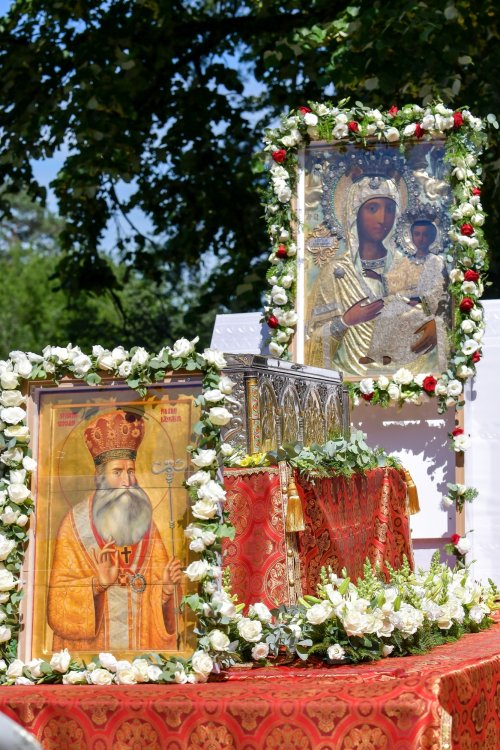 Binecuvântarea sfinţilor de la Căldăruşani într-o procesiune în Protopopiatul Ilfov Nord Poza 147168