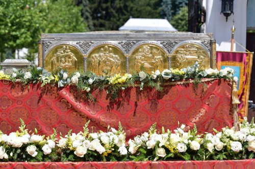 Binecuvântarea sfinţilor de la Căldăruşani într-o procesiune în Protopopiatul Ilfov Nord Poza 147177
