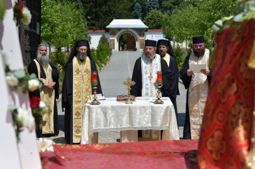 Binecuvântarea sfinţilor de la Căldăruşani într-o procesiune în Protopopiatul Ilfov Nord Poza 147178