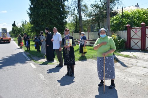 Binecuvântarea sfinţilor de la Căldăruşani într-o procesiune în Protopopiatul Ilfov Nord Poza 147190