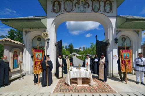 Binecuvântarea sfinţilor de la Căldăruşani într-o procesiune în Protopopiatul Ilfov Nord Poza 147197
