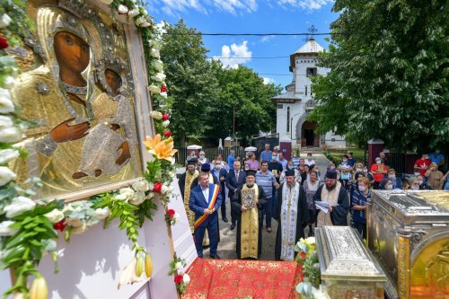 Binecuvântarea sfinţilor de la Căldăruşani într-o procesiune în Protopopiatul Ilfov Nord Poza 147203