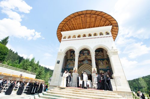 Parastas de 40 de zile pentru Arhiepiscopul Pimen Suceveanul Poza 147632