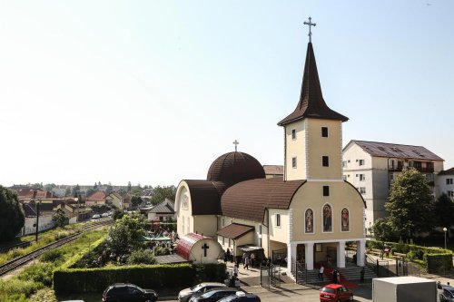 Prezenţă arhierească la Biserica „Sfântul Mucenic Pantelimon” şi „Sfântul Ierarh Andrei Şaguna” din Sibiu Poza 147762