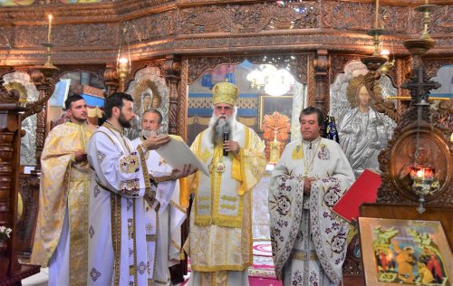 Sfinţii Apostoli, sărbătoriți la paraclisul eparhial din Râmnicu Vâlcea Poza 147881