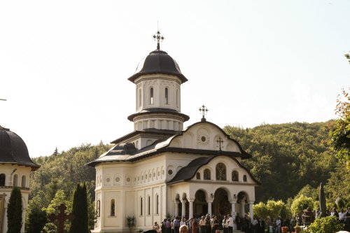 Mănăstirea „Sfinții Apostoli Petru și Pavel” din Cârțișoara și-a cinstit ocrotitorii Poza 147928