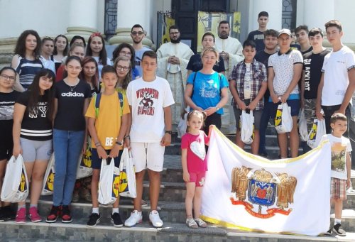 Parohia „Sfântul Nicolae” din Calafat, alături de elevii absolvenți Poza 147899