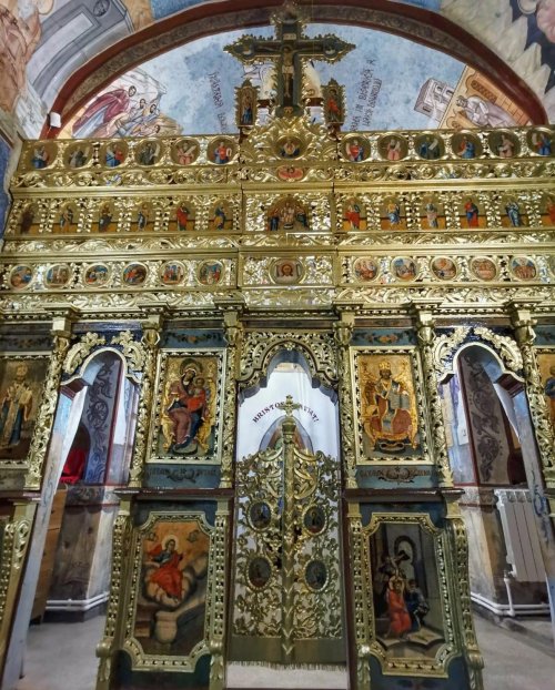 Catapeteasma bisericii-monument a Parohiei Bâtca Doamnei a fost resfințită Poza 147989