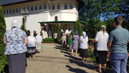 Trei ierarhi la hramul Mănăstirii Bogdana din Rădăuți Poza 147995