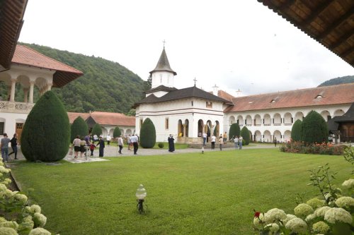 Liturghie arhierească la Mănăstirea Brâncoveanu de la Sâmbăta de Sus Poza 148162