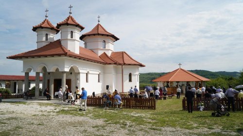Binecuvântare arhierească la Schitul „Acoperământul Maicii Domnului” din Șura Mare, Sibiu Poza 148590