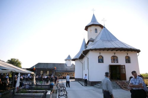 Biserica din Dragova-Neamț a fost sfințită Poza 148600