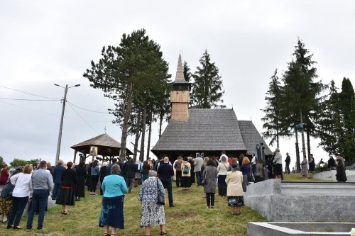 Resfințirea bisericii-monument istoric din localitatea clujeană Aghireșu-Fabrici Poza 148594