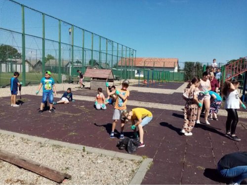 Ecologizare desfășurată de copiii de la Aşezământul „Sfântul Mucenic Ciprian” din Ocna Mureş Poza 148868