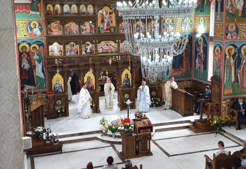 Sfințirea noilor icoane împărătești ale bisericii Parohiei Grădiște II din Arad Poza 149081