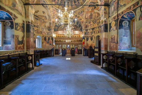 Biserica Scaune din Bucureşti a primit veșmântul sfințeniei Poza 149542