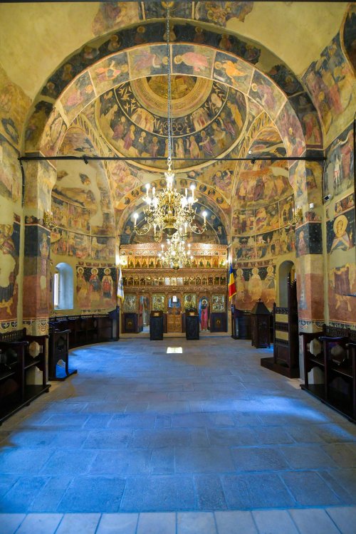 Biserica Scaune din Bucureşti a primit veșmântul sfințeniei Poza 149543