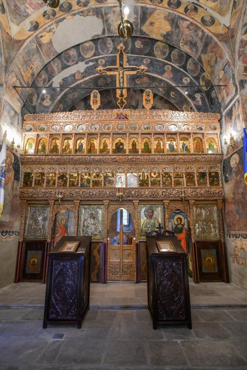 Biserica Scaune din Bucureşti a primit veșmântul sfințeniei Poza 149545