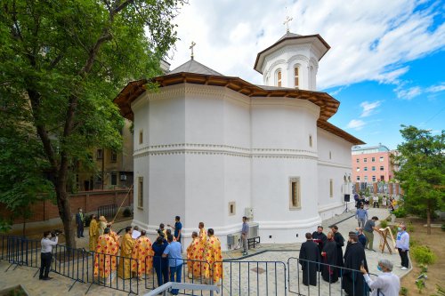 Biserica Scaune din Bucureşti a primit veșmântul sfințeniei Poza 149561